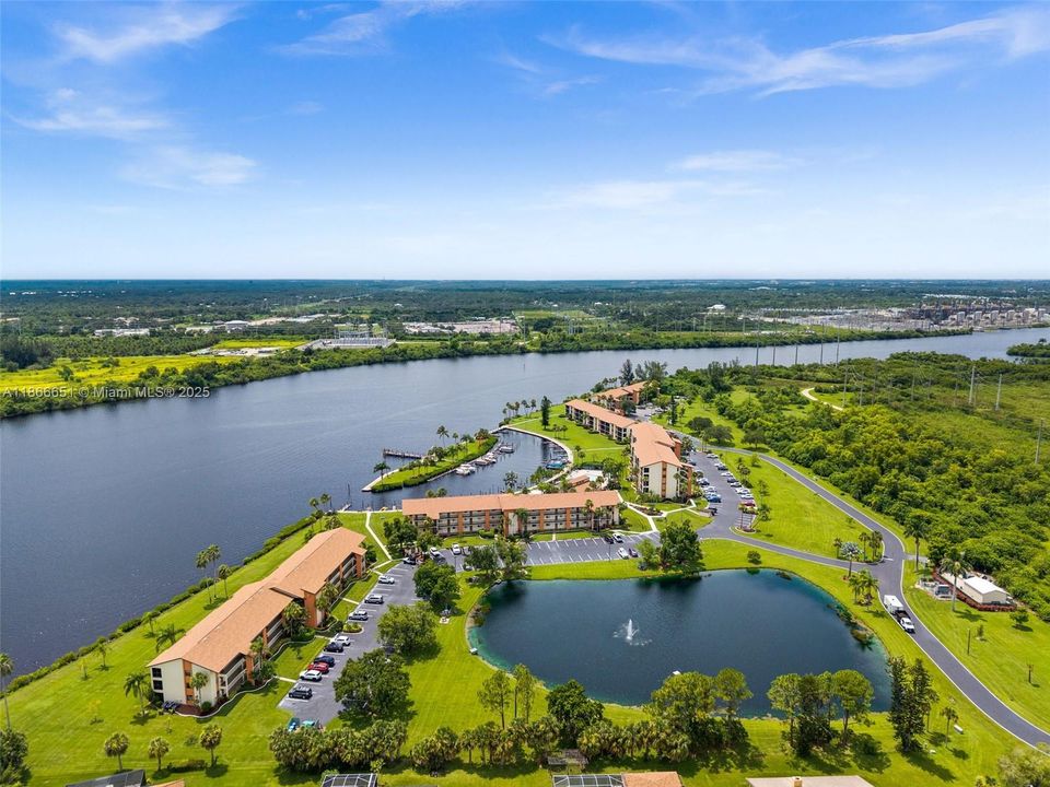 Bay Pointe Yacht & Racquet Club is Direct Riverfront