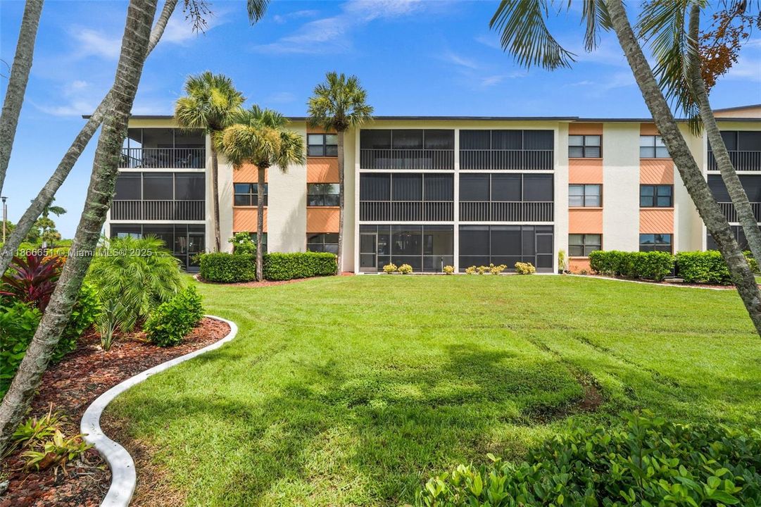 Back of 16150 Bay Pointe Blvd #107