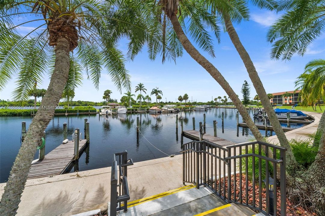 Direct access to the River