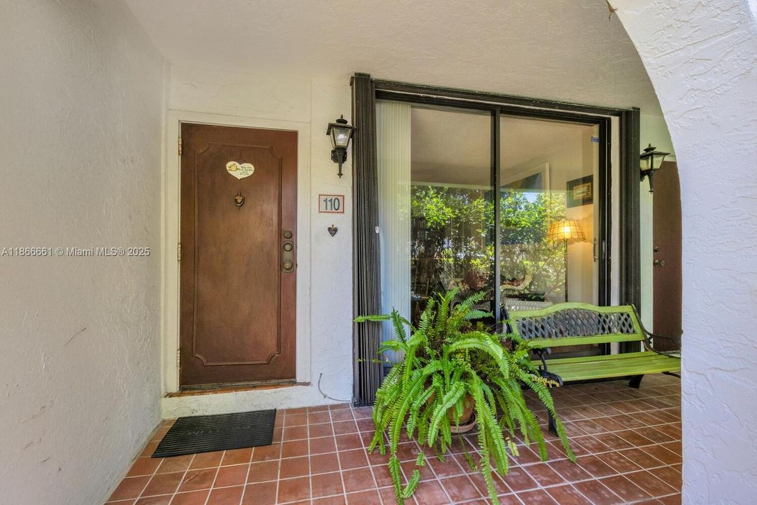 For Sale: $1,149,000 (2 beds, 2 baths, 1404 Square Feet)