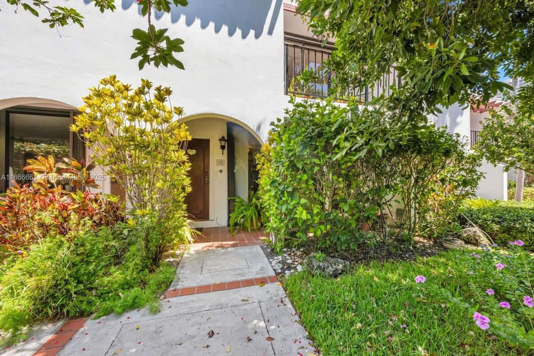 For Sale: $1,149,000 (2 beds, 2 baths, 1404 Square Feet)