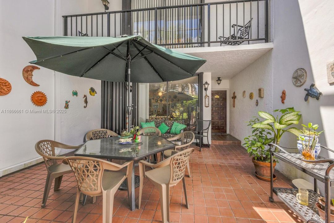 For Sale: $1,149,000 (2 beds, 2 baths, 1404 Square Feet)