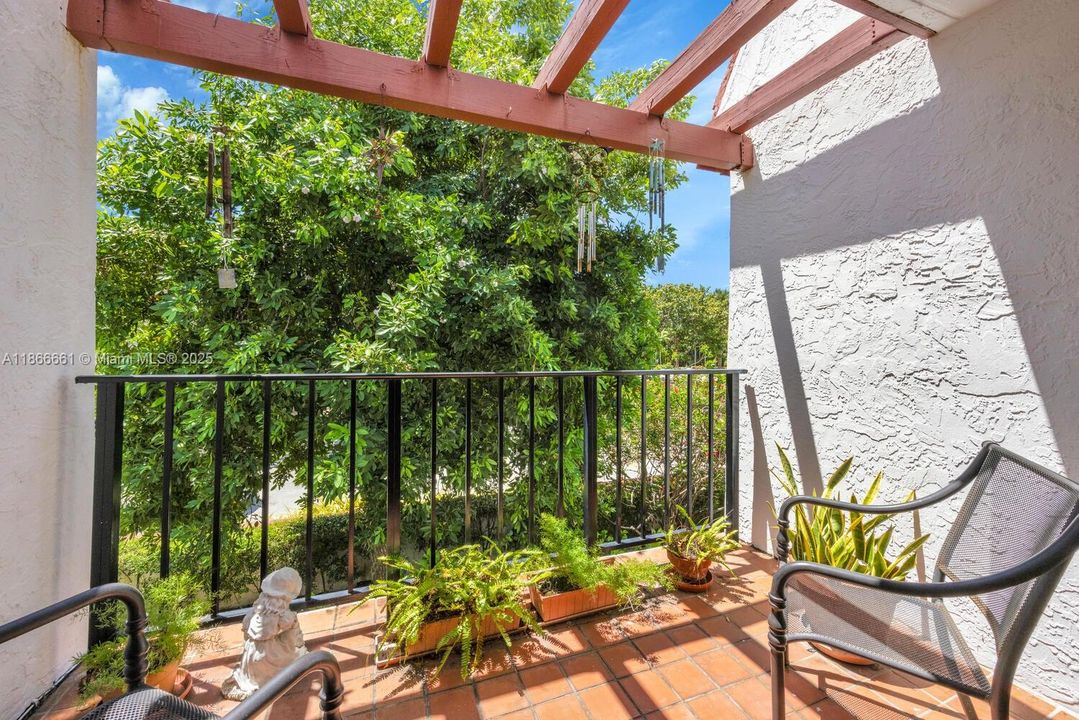 For Sale: $1,149,000 (2 beds, 2 baths, 1404 Square Feet)