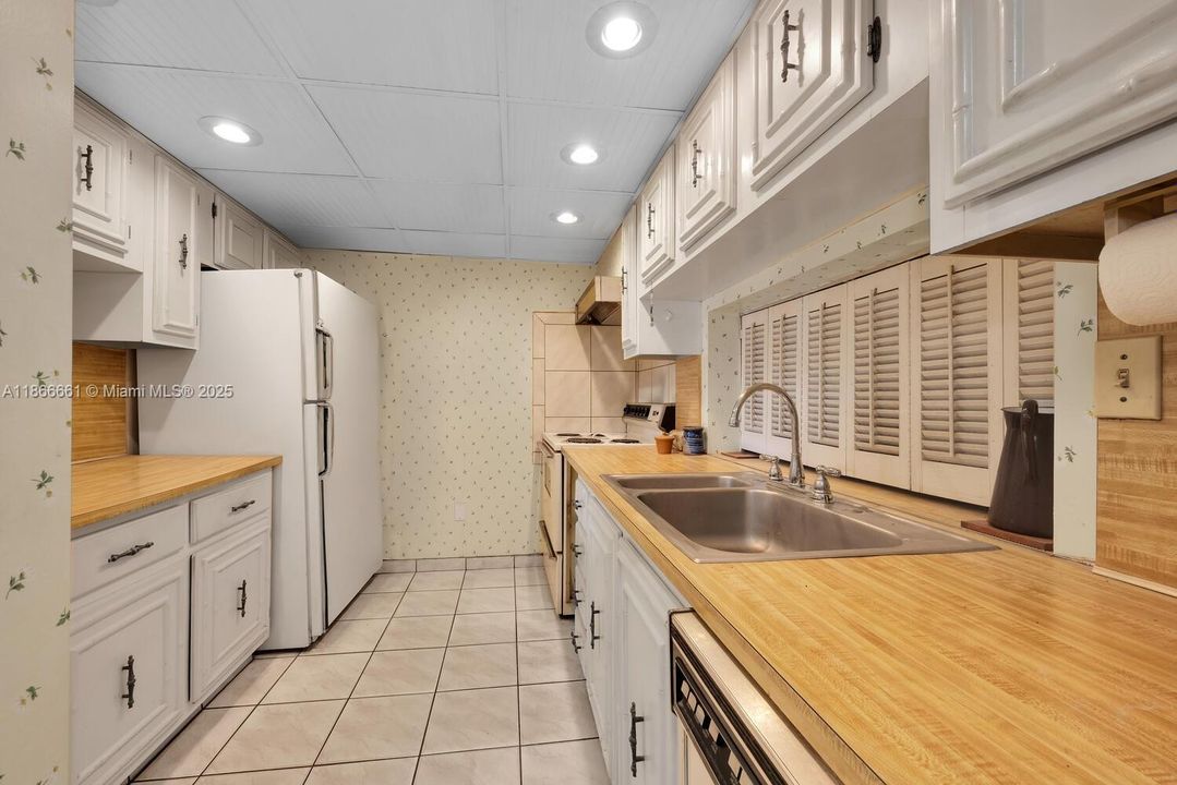 For Sale: $1,149,000 (2 beds, 2 baths, 1404 Square Feet)