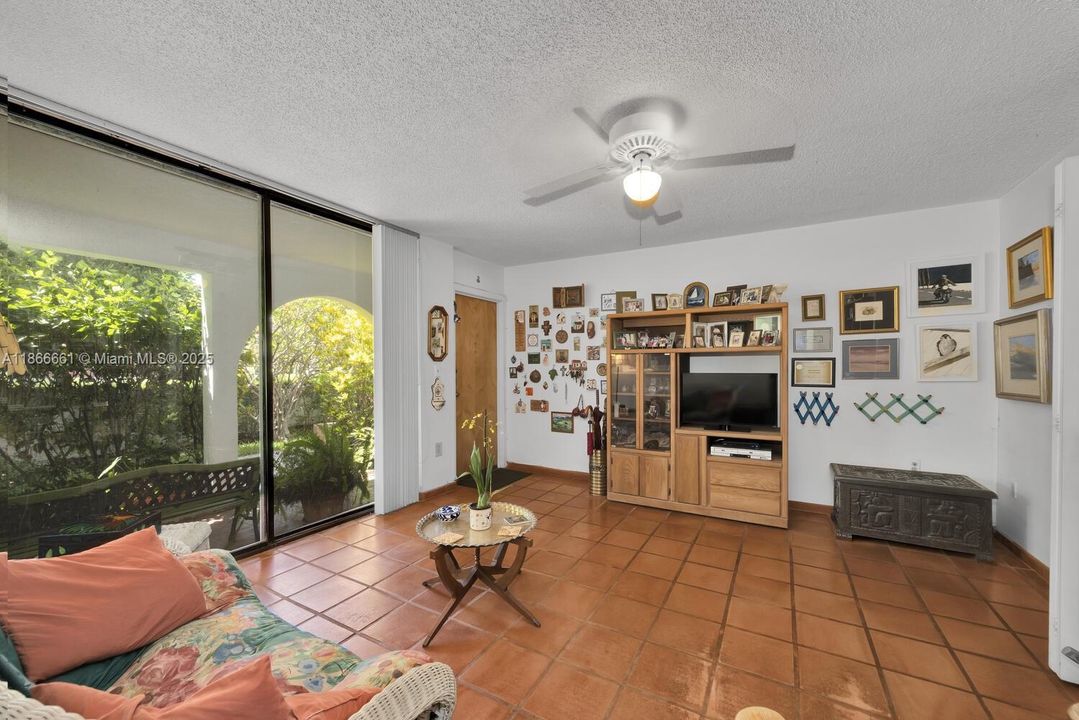 For Sale: $1,149,000 (2 beds, 2 baths, 1404 Square Feet)