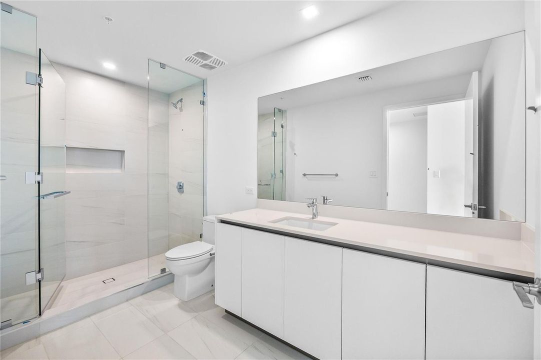 2nd Ensuite Bath with w/ in shower