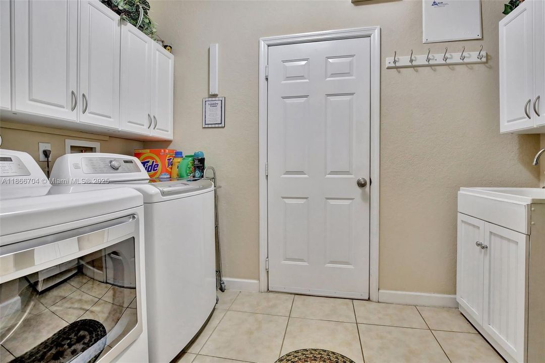 For Sale: $1,350,000 (5 beds, 5 baths, 4225 Square Feet)