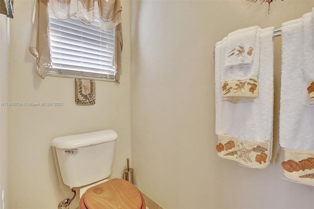 For Sale: $1,350,000 (5 beds, 5 baths, 4225 Square Feet)