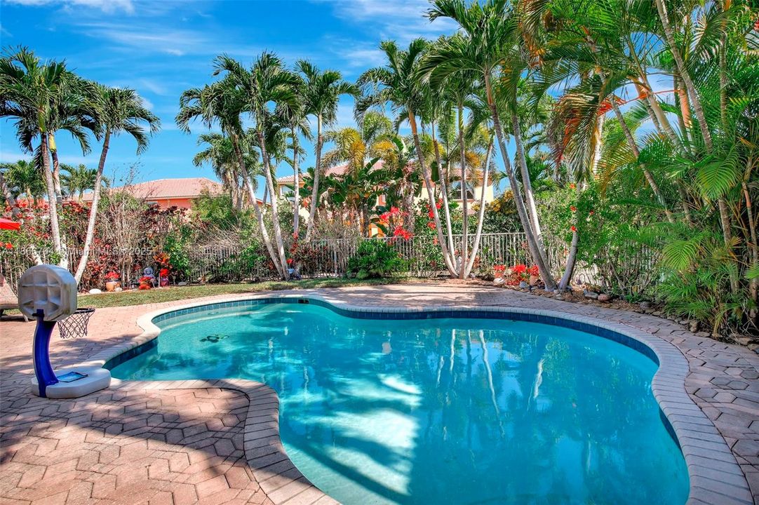 For Sale: $1,350,000 (5 beds, 5 baths, 4225 Square Feet)