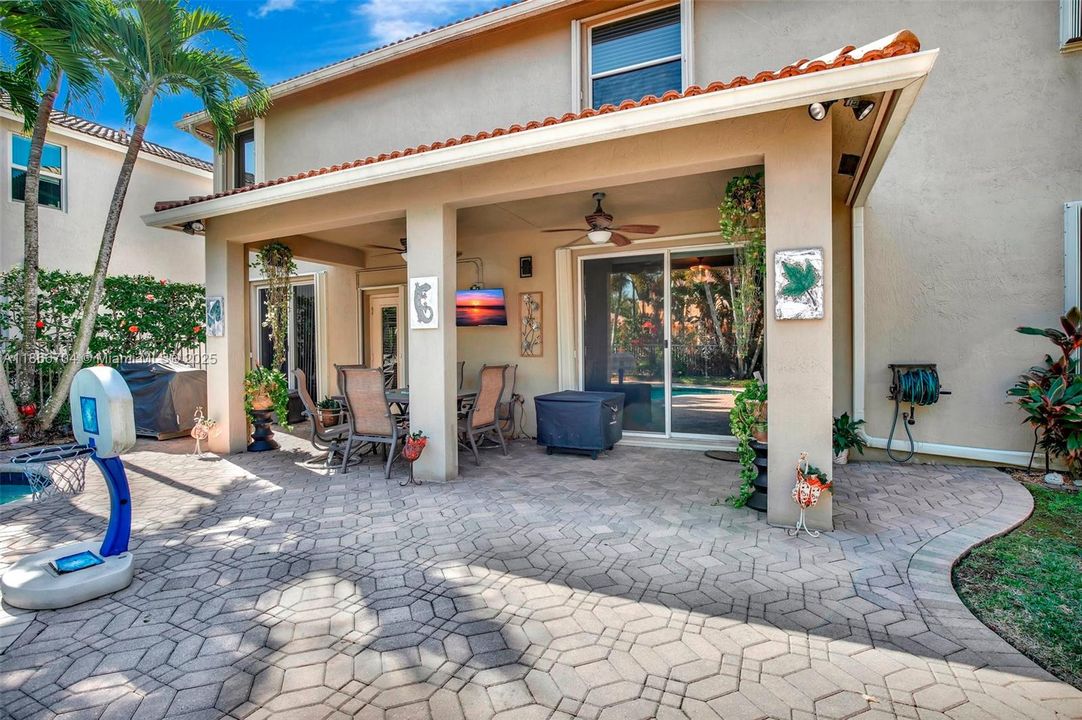 For Sale: $1,350,000 (5 beds, 5 baths, 4225 Square Feet)