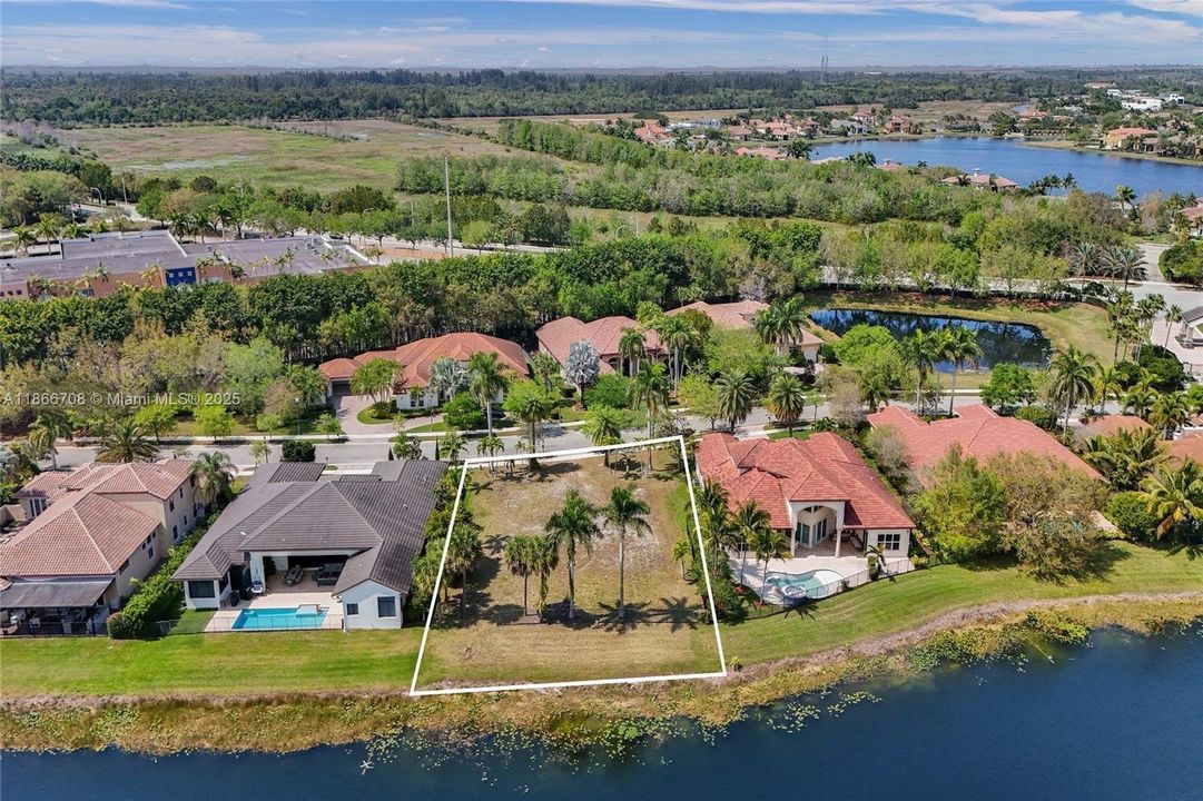 Activo con contrato: $825,000 (0.40 acres)