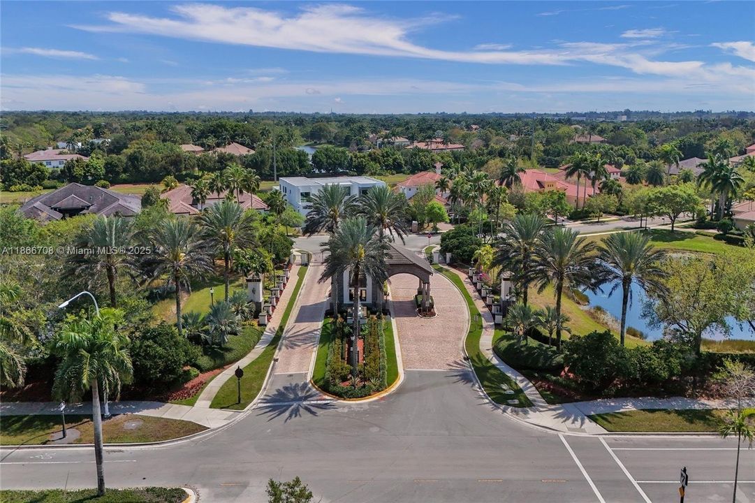 Activo con contrato: $825,000 (0.40 acres)