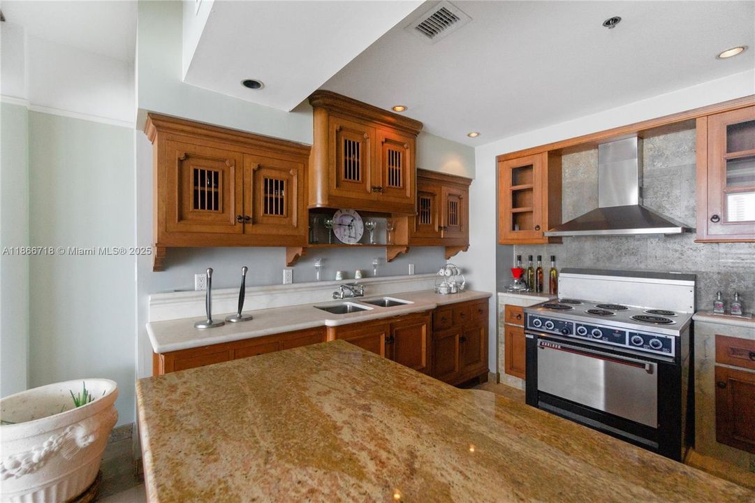 For Sale: $1,250,000 (1 beds, 1 baths, 960 Square Feet)