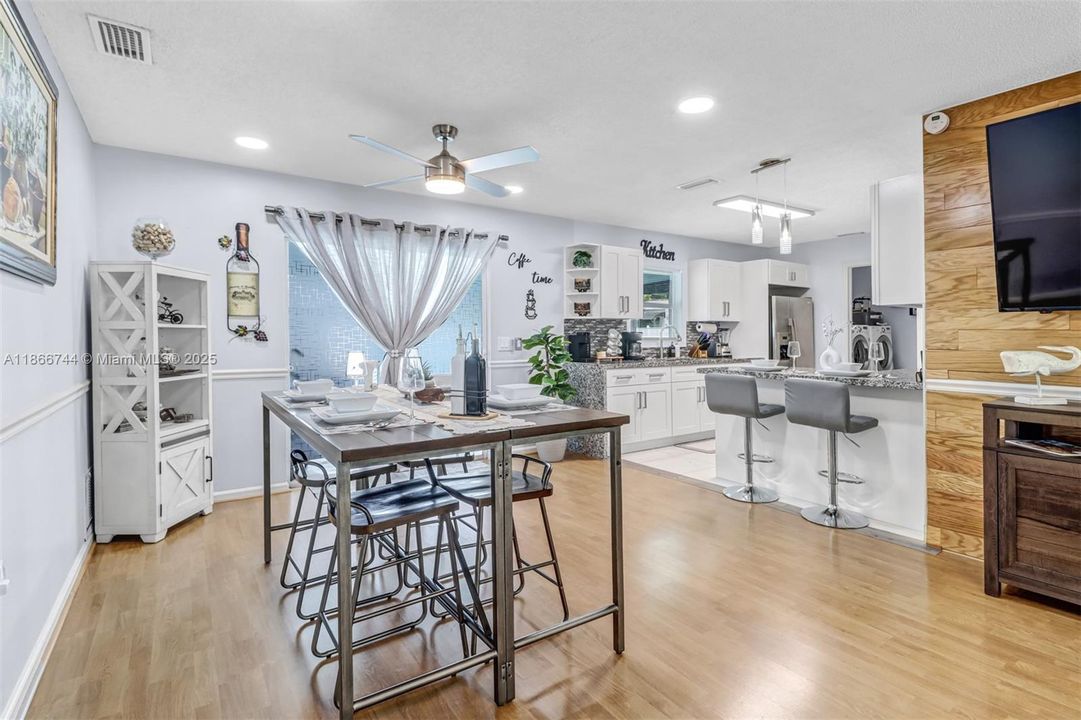 Недавно продано: $585,000 (4 спален, 3 ванн, 1272 Квадратных фут)