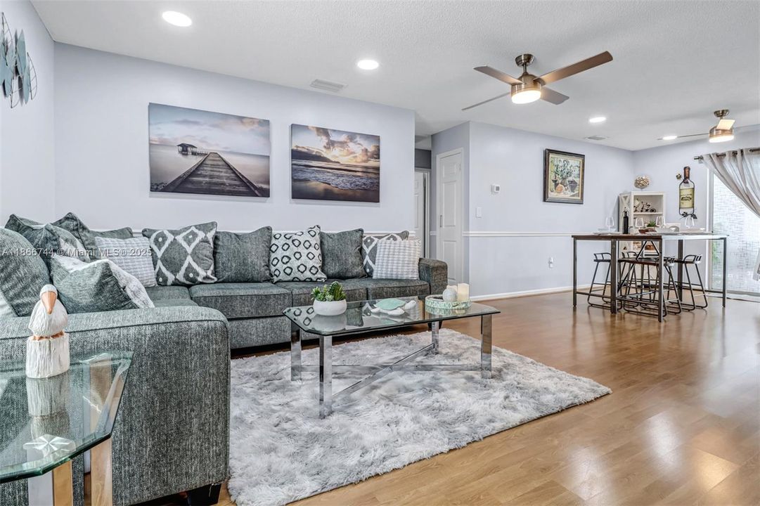 Недавно продано: $585,000 (4 спален, 3 ванн, 1272 Квадратных фут)