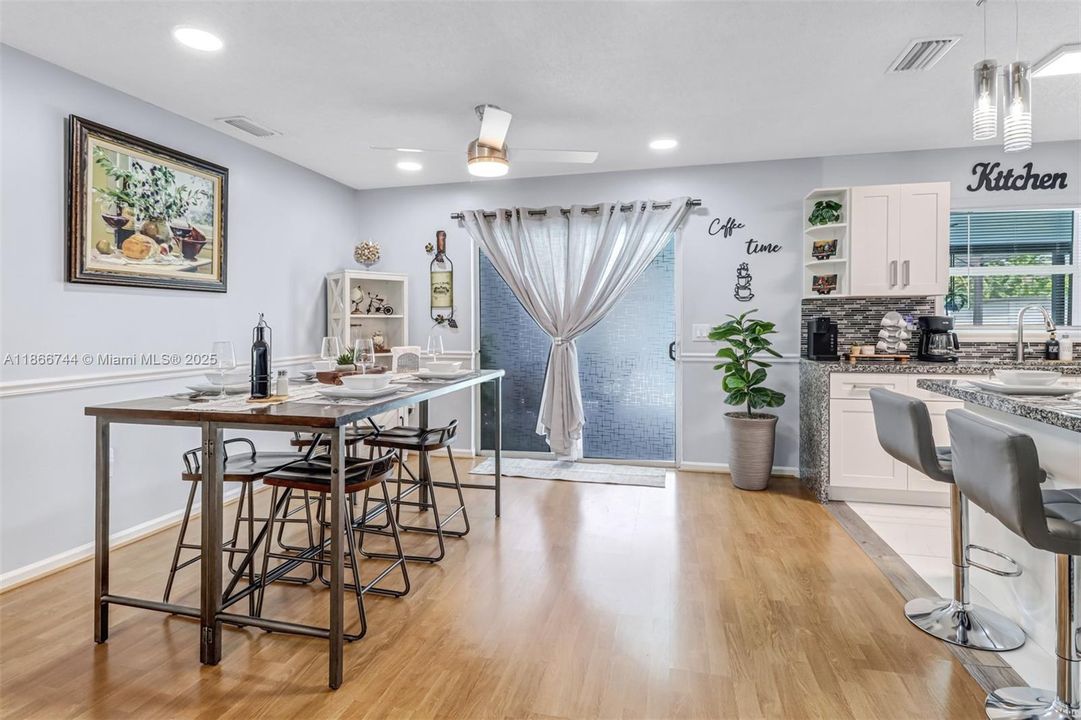 Недавно продано: $585,000 (4 спален, 3 ванн, 1272 Квадратных фут)