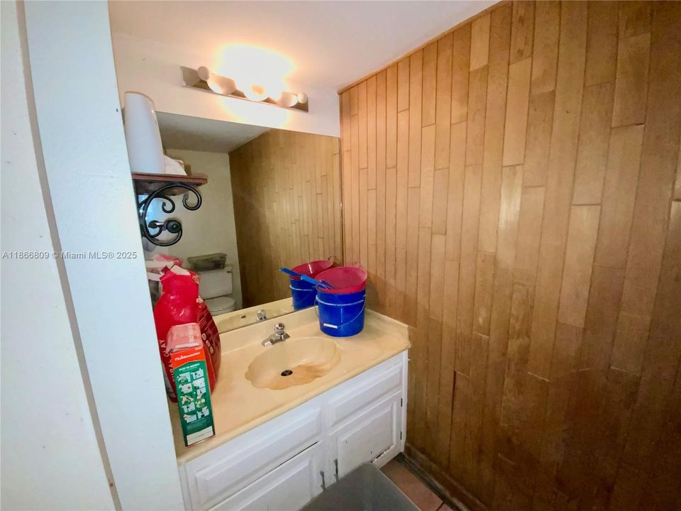 Activo con contrato: $249,000 (2 camas, 2 baños, 1330 Pies cuadrados)