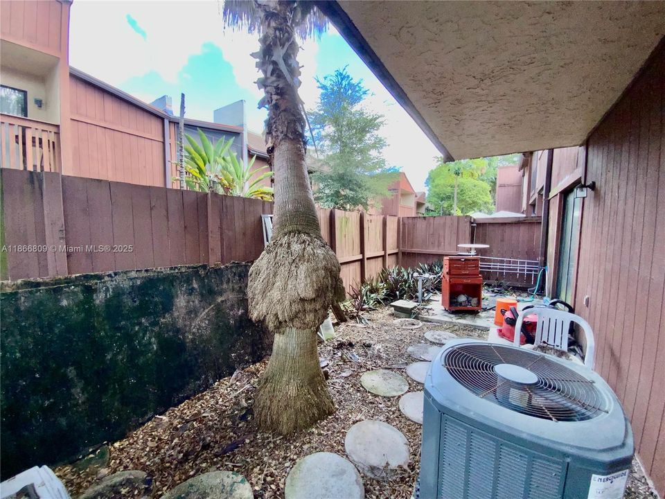 Activo con contrato: $249,000 (2 camas, 2 baños, 1330 Pies cuadrados)