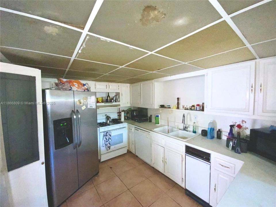 Activo con contrato: $249,000 (2 camas, 2 baños, 1330 Pies cuadrados)