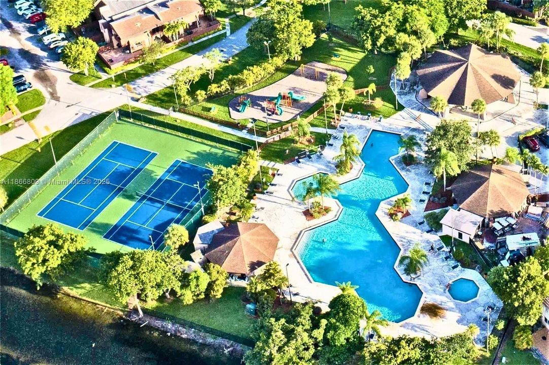 Activo con contrato: $249,000 (2 camas, 2 baños, 1330 Pies cuadrados)