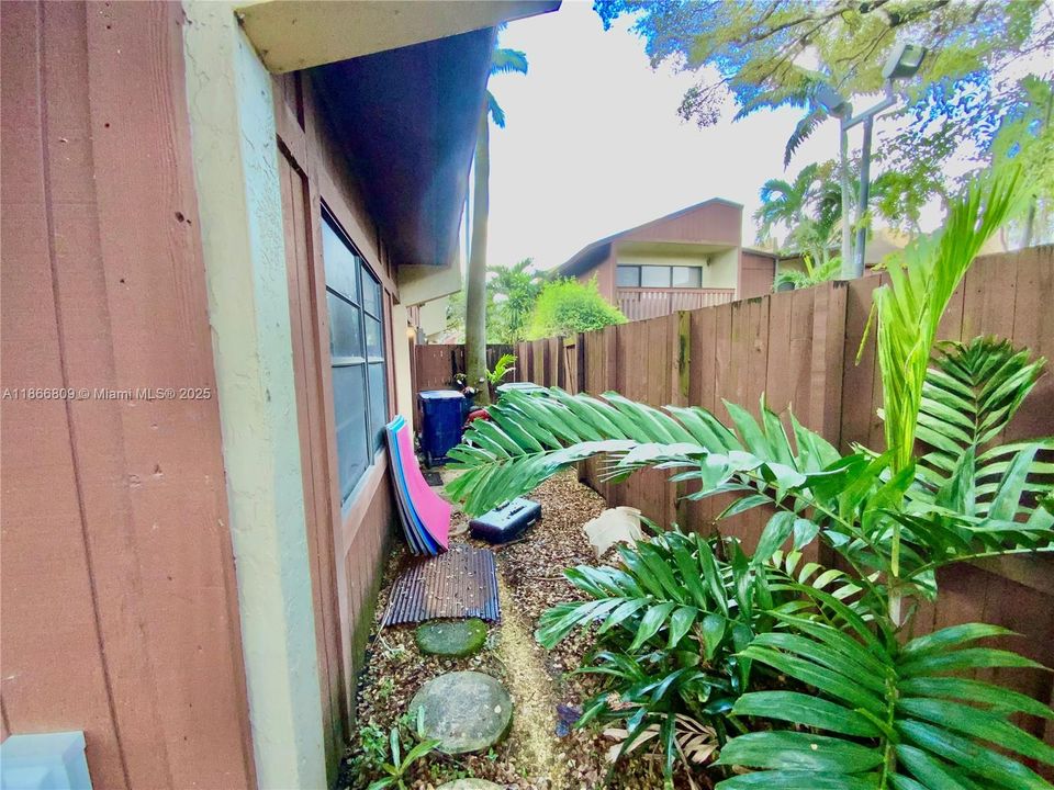 Activo con contrato: $249,000 (2 camas, 2 baños, 1330 Pies cuadrados)