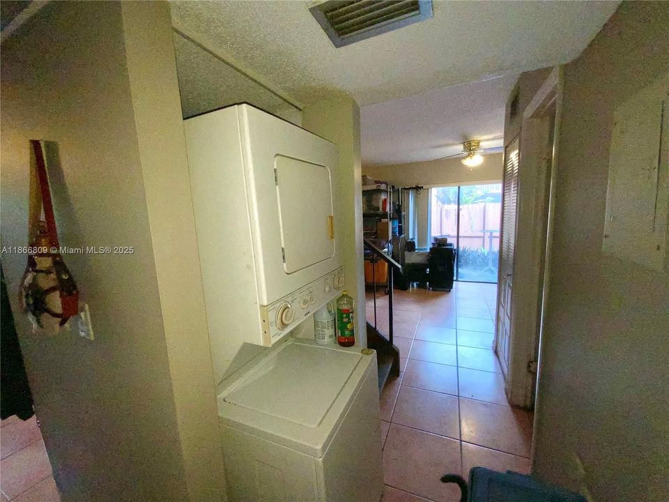 Activo con contrato: $249,000 (2 camas, 2 baños, 1330 Pies cuadrados)
