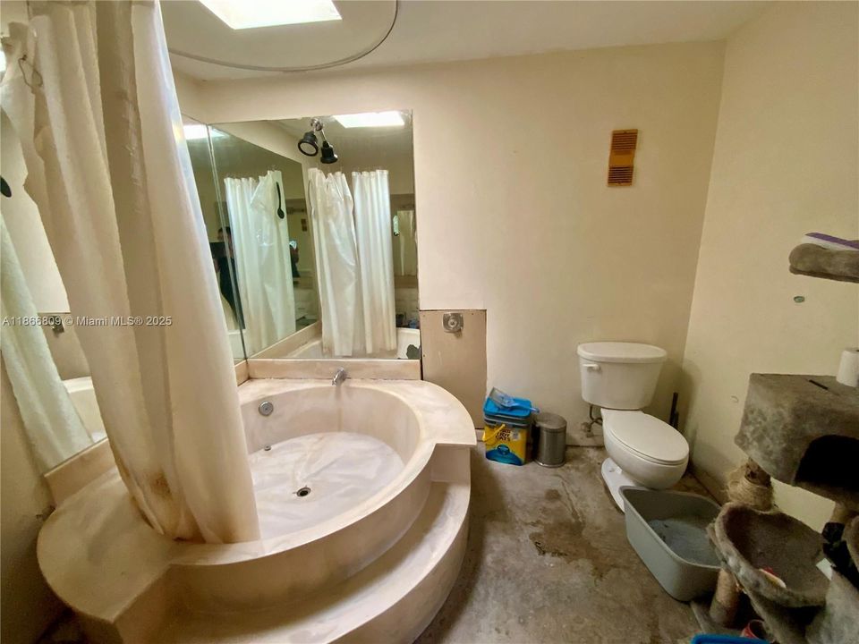 Activo con contrato: $249,000 (2 camas, 2 baños, 1330 Pies cuadrados)