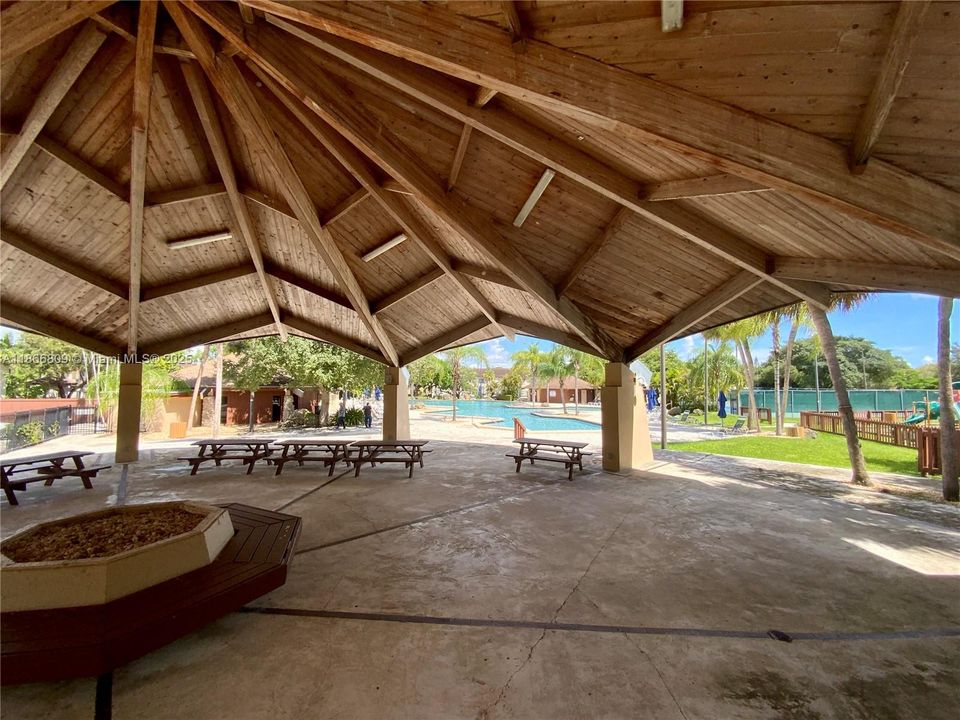 Activo con contrato: $249,000 (2 camas, 2 baños, 1330 Pies cuadrados)