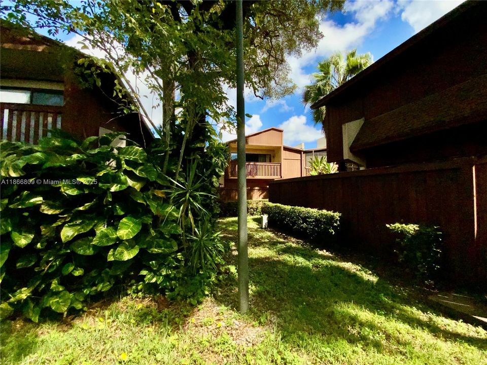 Activo con contrato: $249,000 (2 camas, 2 baños, 1330 Pies cuadrados)