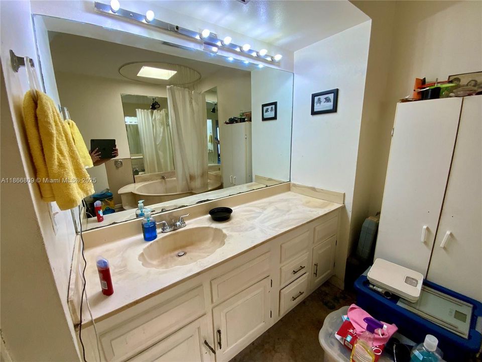 Activo con contrato: $249,000 (2 camas, 2 baños, 1330 Pies cuadrados)