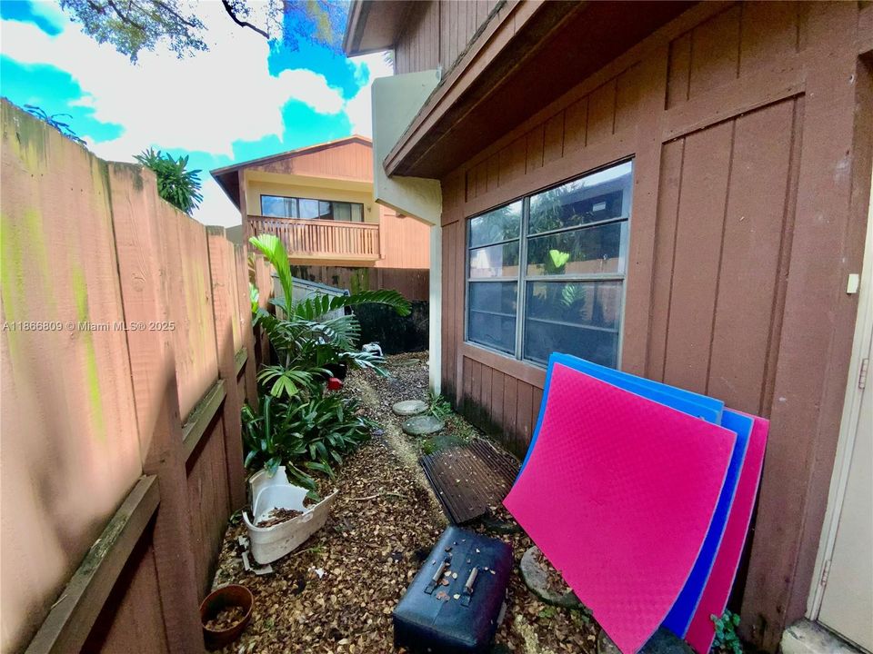 Activo con contrato: $249,000 (2 camas, 2 baños, 1330 Pies cuadrados)