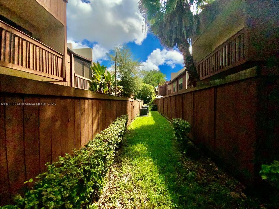 Activo con contrato: $249,000 (2 camas, 2 baños, 1330 Pies cuadrados)