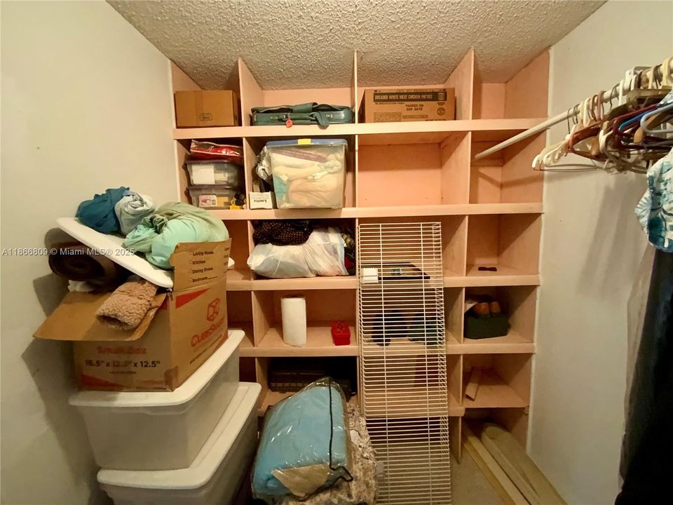 Activo con contrato: $249,000 (2 camas, 2 baños, 1330 Pies cuadrados)