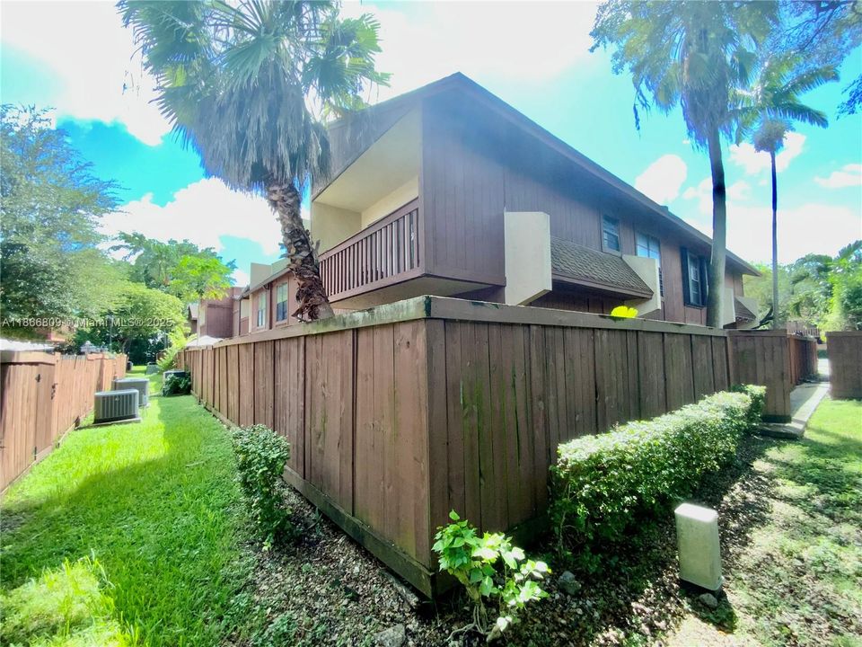 Activo con contrato: $249,000 (2 camas, 2 baños, 1330 Pies cuadrados)