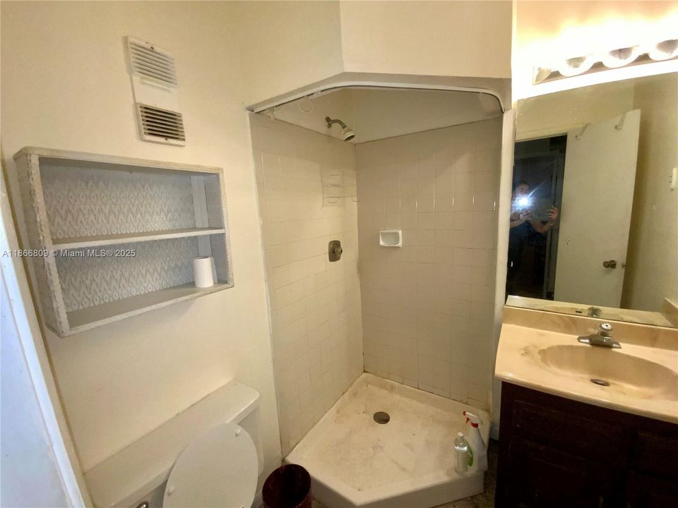 Activo con contrato: $249,000 (2 camas, 2 baños, 1330 Pies cuadrados)