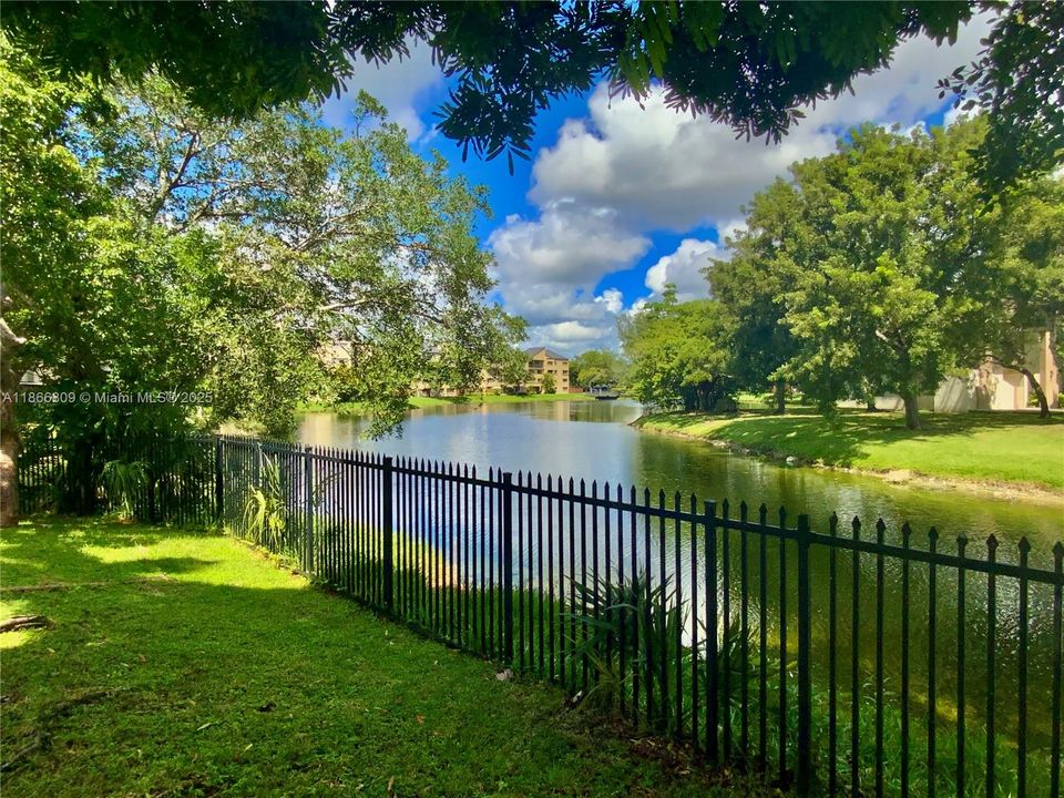 Activo con contrato: $249,000 (2 camas, 2 baños, 1330 Pies cuadrados)