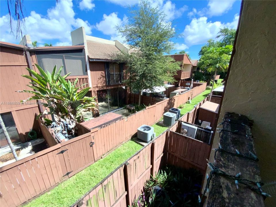 Activo con contrato: $249,000 (2 camas, 2 baños, 1330 Pies cuadrados)