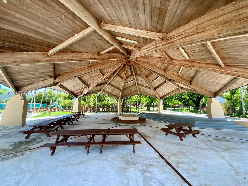 Activo con contrato: $249,000 (2 camas, 2 baños, 1330 Pies cuadrados)