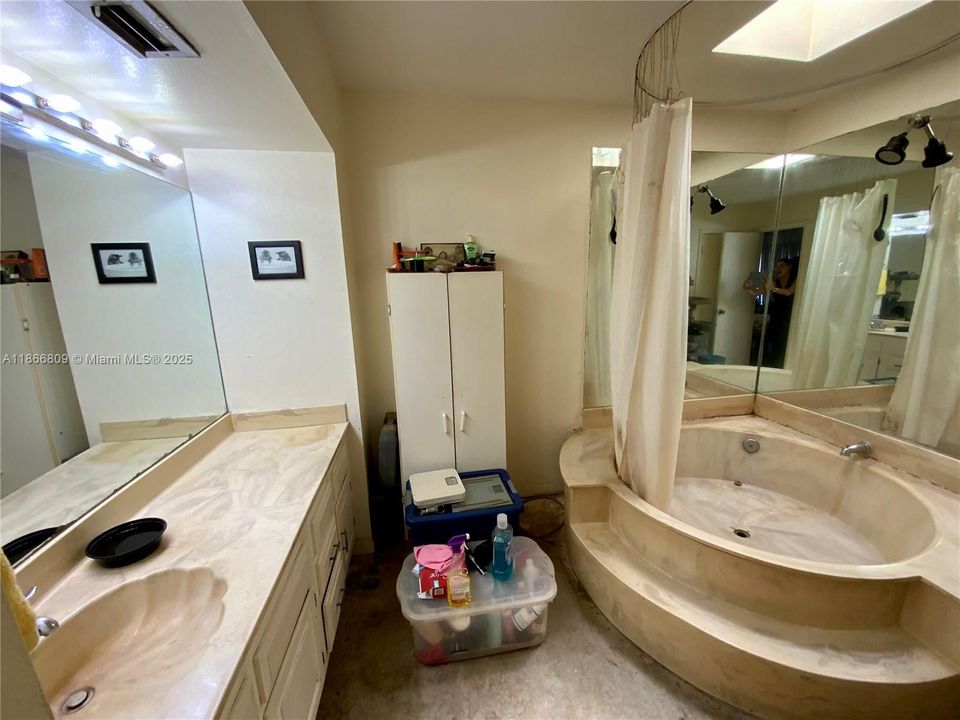 Activo con contrato: $249,000 (2 camas, 2 baños, 1330 Pies cuadrados)