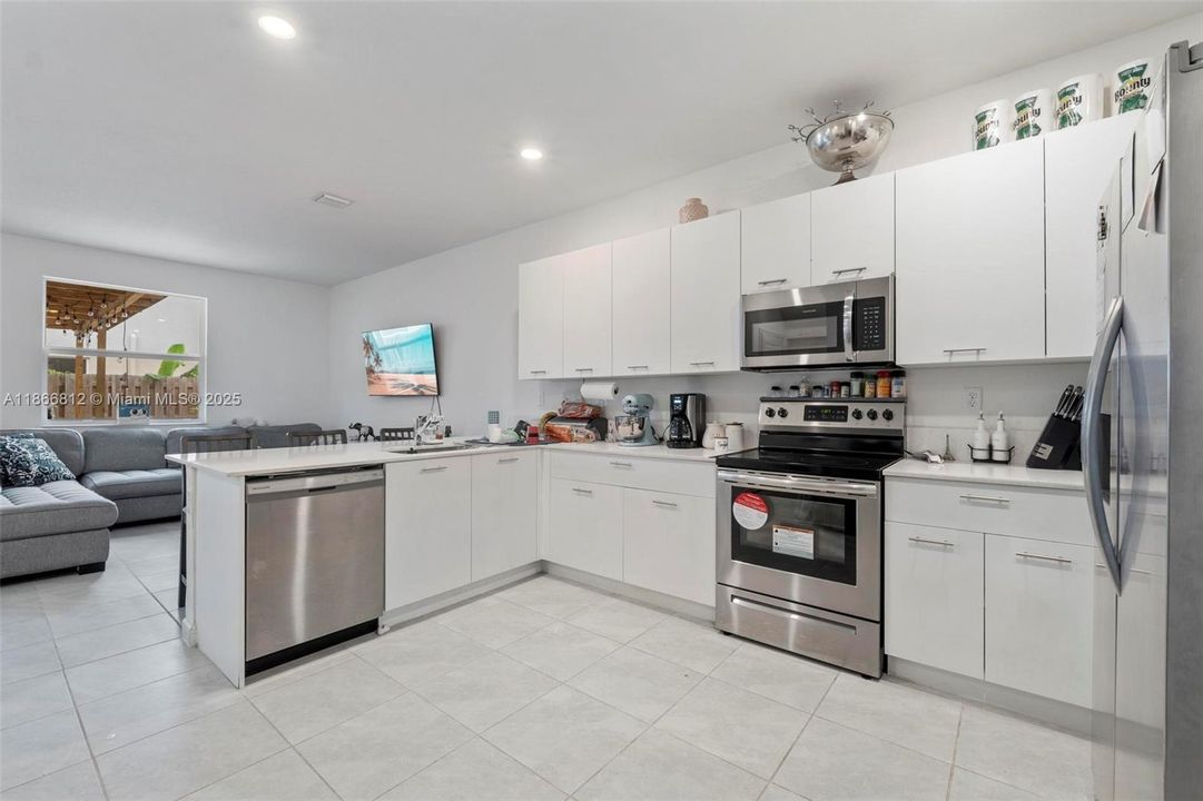 Recientemente alquilado: $4,250 (4 camas, 2 baños, 1820 Pies cuadrados)