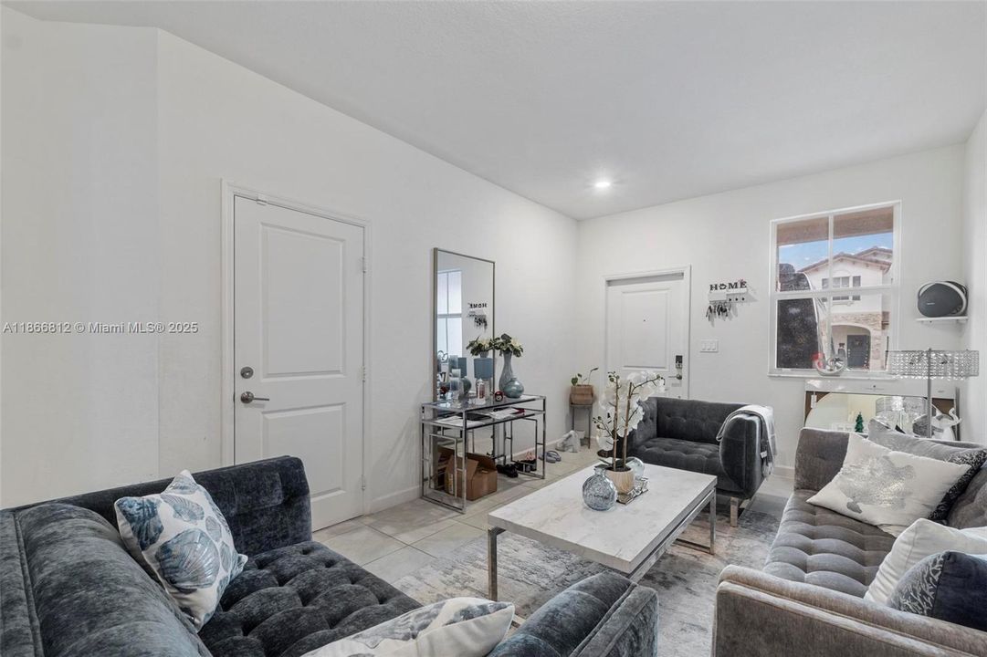 Recientemente alquilado: $4,250 (4 camas, 2 baños, 1820 Pies cuadrados)