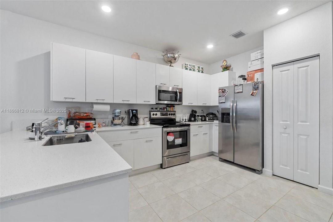Recientemente alquilado: $4,250 (4 camas, 2 baños, 1820 Pies cuadrados)