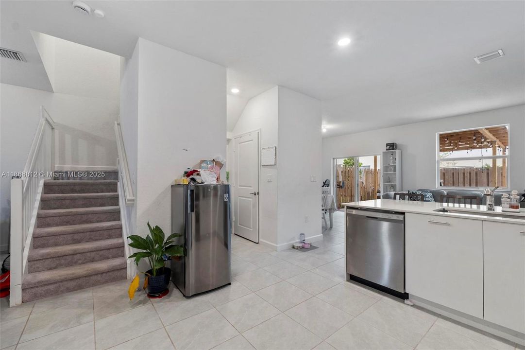 Recientemente alquilado: $4,250 (4 camas, 2 baños, 1820 Pies cuadrados)
