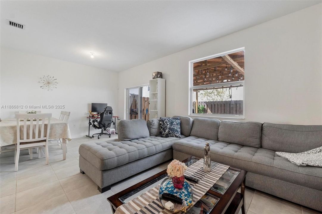 Recientemente alquilado: $4,250 (4 camas, 2 baños, 1820 Pies cuadrados)