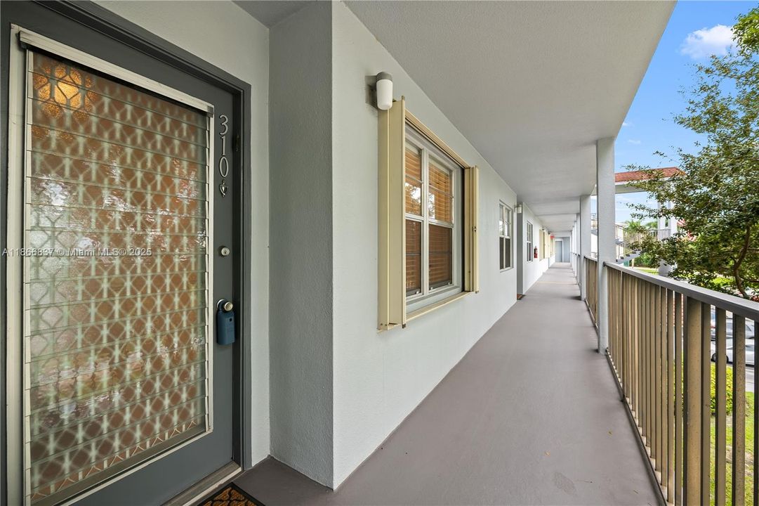 Под контрактом: $219,000 (2 спален, 2 ванн, 1192 Квадратных фут)