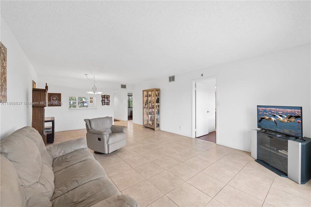 Под контрактом: $219,000 (2 спален, 2 ванн, 1192 Квадратных фут)