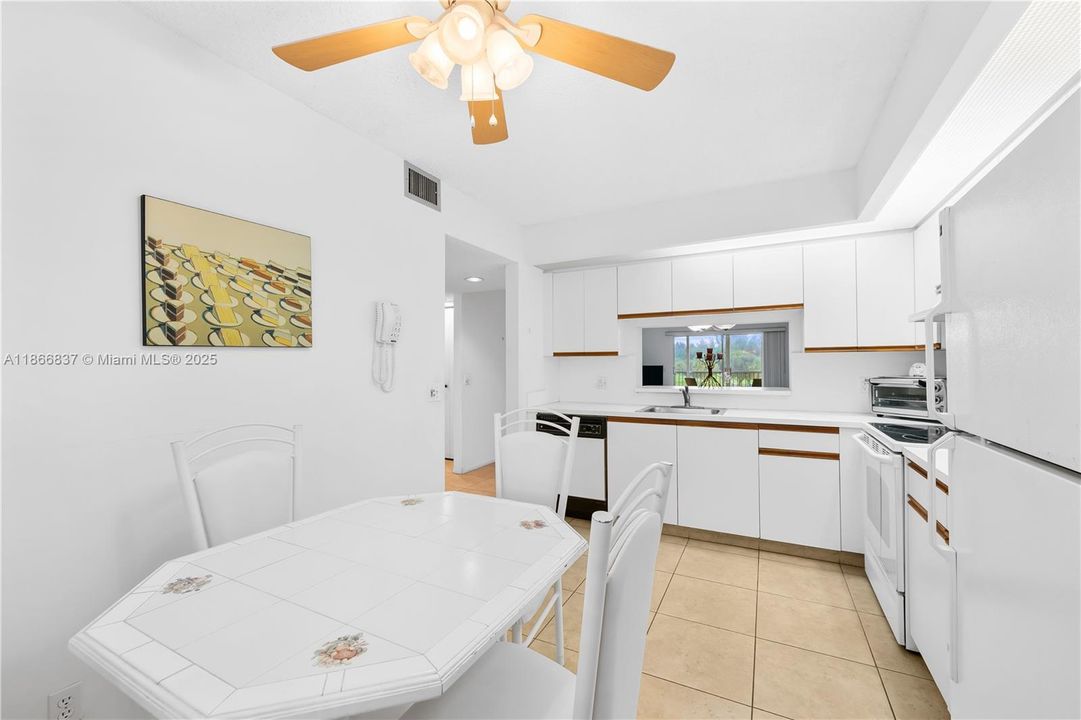 Под контрактом: $219,000 (2 спален, 2 ванн, 1192 Квадратных фут)