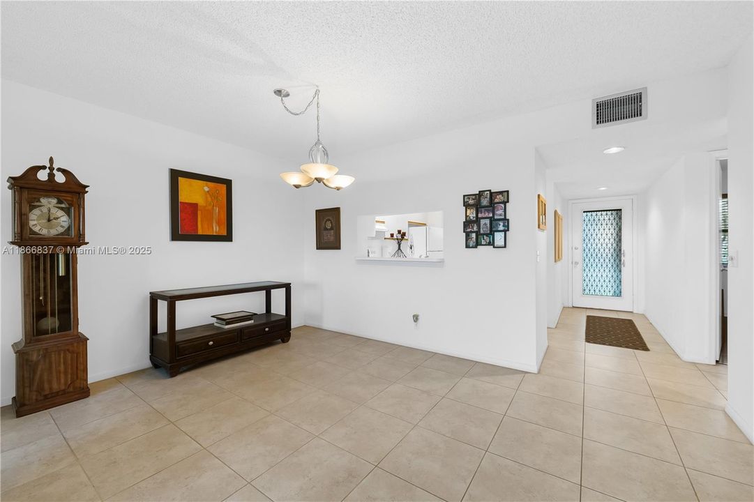 Под контрактом: $219,000 (2 спален, 2 ванн, 1192 Квадратных фут)