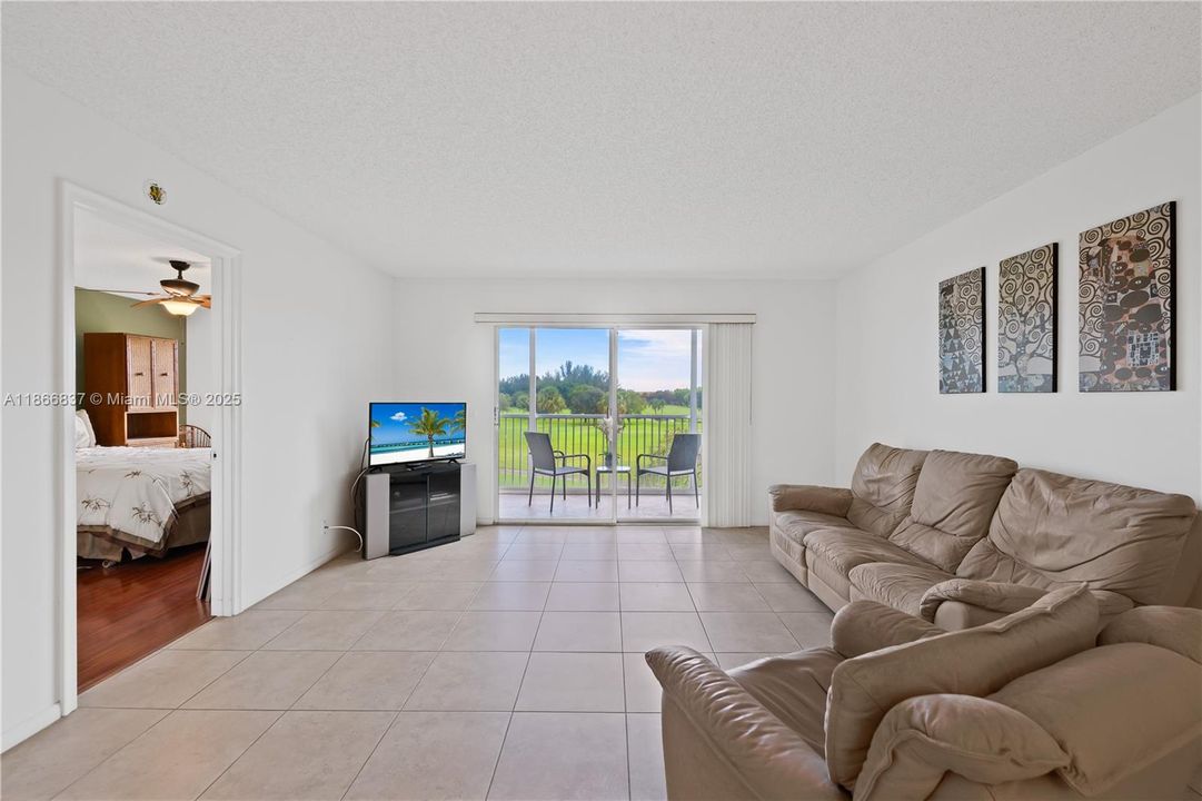 Под контрактом: $219,000 (2 спален, 2 ванн, 1192 Квадратных фут)