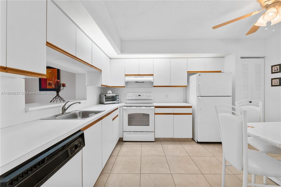 Под контрактом: $219,000 (2 спален, 2 ванн, 1192 Квадратных фут)